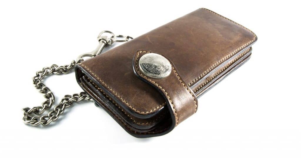 How to Wear Wallet Chain in Different Ways