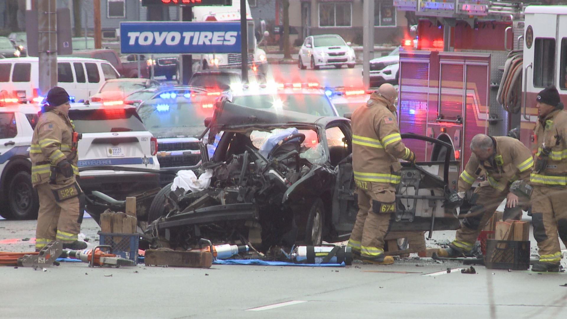 1 dead, 1 fighting for life in crash on Clinton Street WANE 15