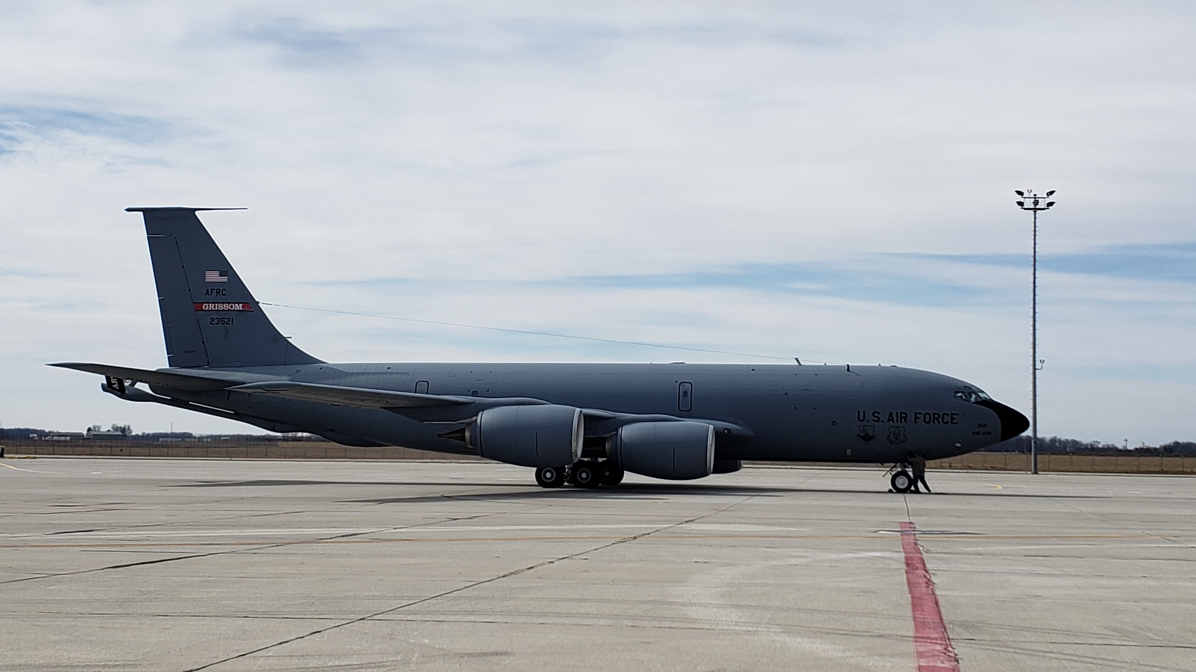 Video shows KC135 tanker flying into Fort Wayne