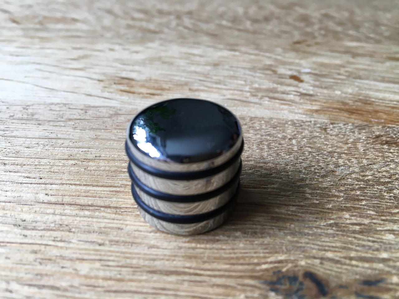 Chrome guitar knob with rubberised grip inserts . Fits splined shaft