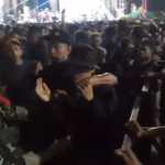 Aniversario de Dangdutan de la regencia de Pasuruan en Gempol terminó en el caos, dos grupos de espectadores que luchan contra los jotos