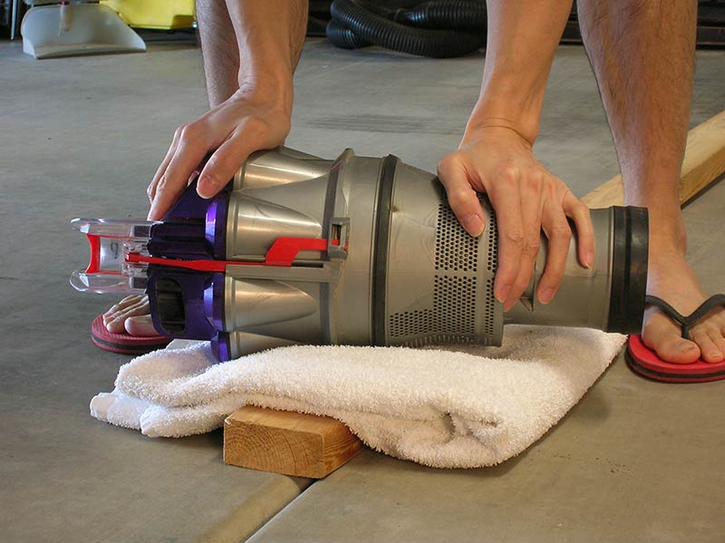 Cleaning a Dyson DC17