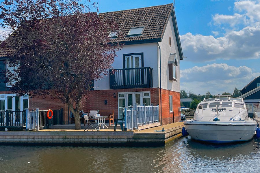 Norfolk Broads Holiday Cottages. Riverside Cottage Holidays