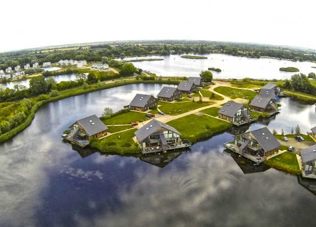 Cotswold Water Park Waters Edge Holiday Lodges Gloucestershire