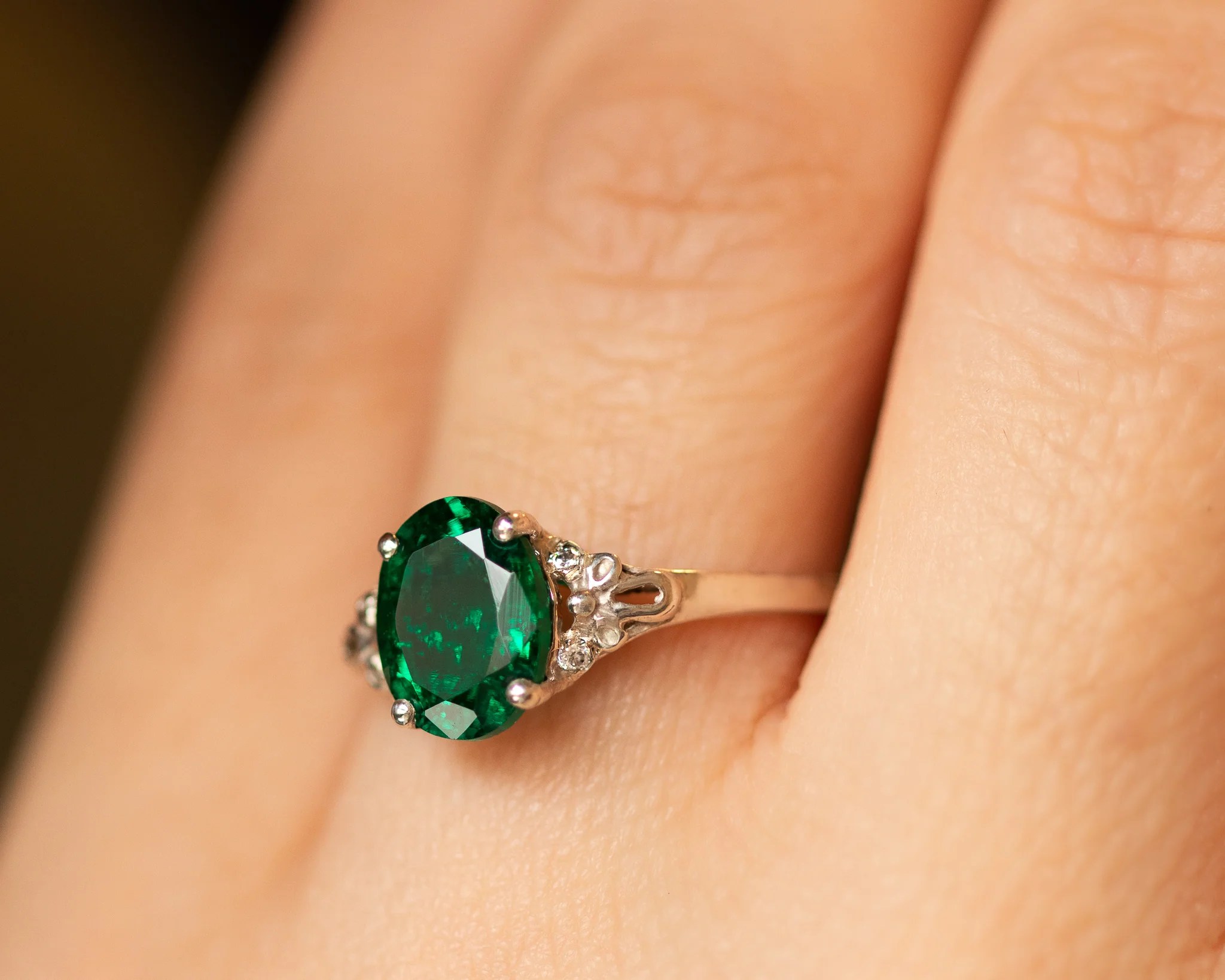 Elegance of Green Emerald Engagement Rings in 2024