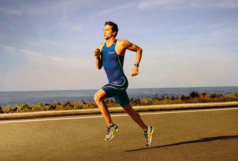 Asics lança tênis específico para triathlon Webrun Corrida, saúde