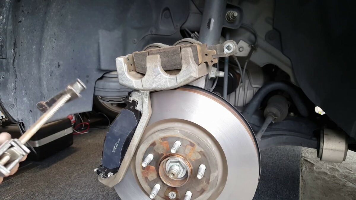 Change The Brake Discs And Pads 2017 Ford Transit Custom