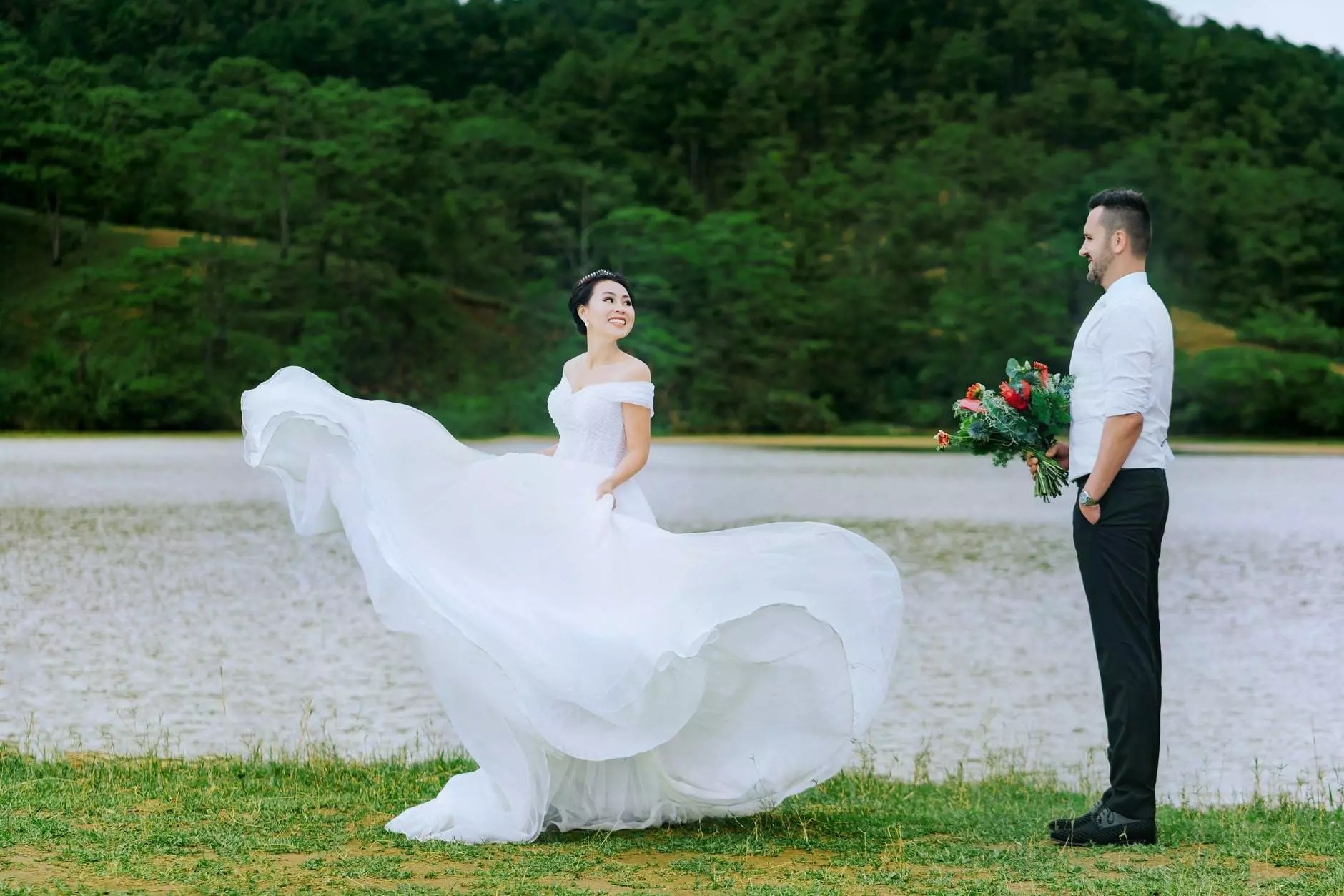 5 Best Bridal Gown Styles for Short Brides in 2023 WeddingStats
