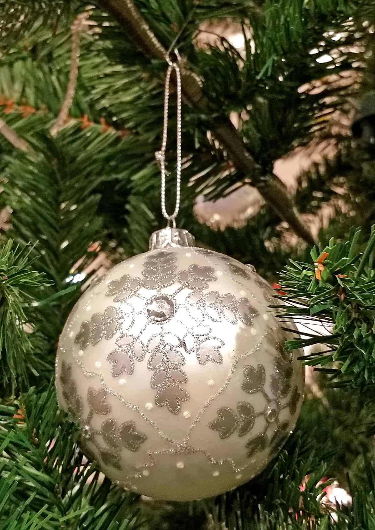 Methoden der Befestigung von Weihnachtskugeln