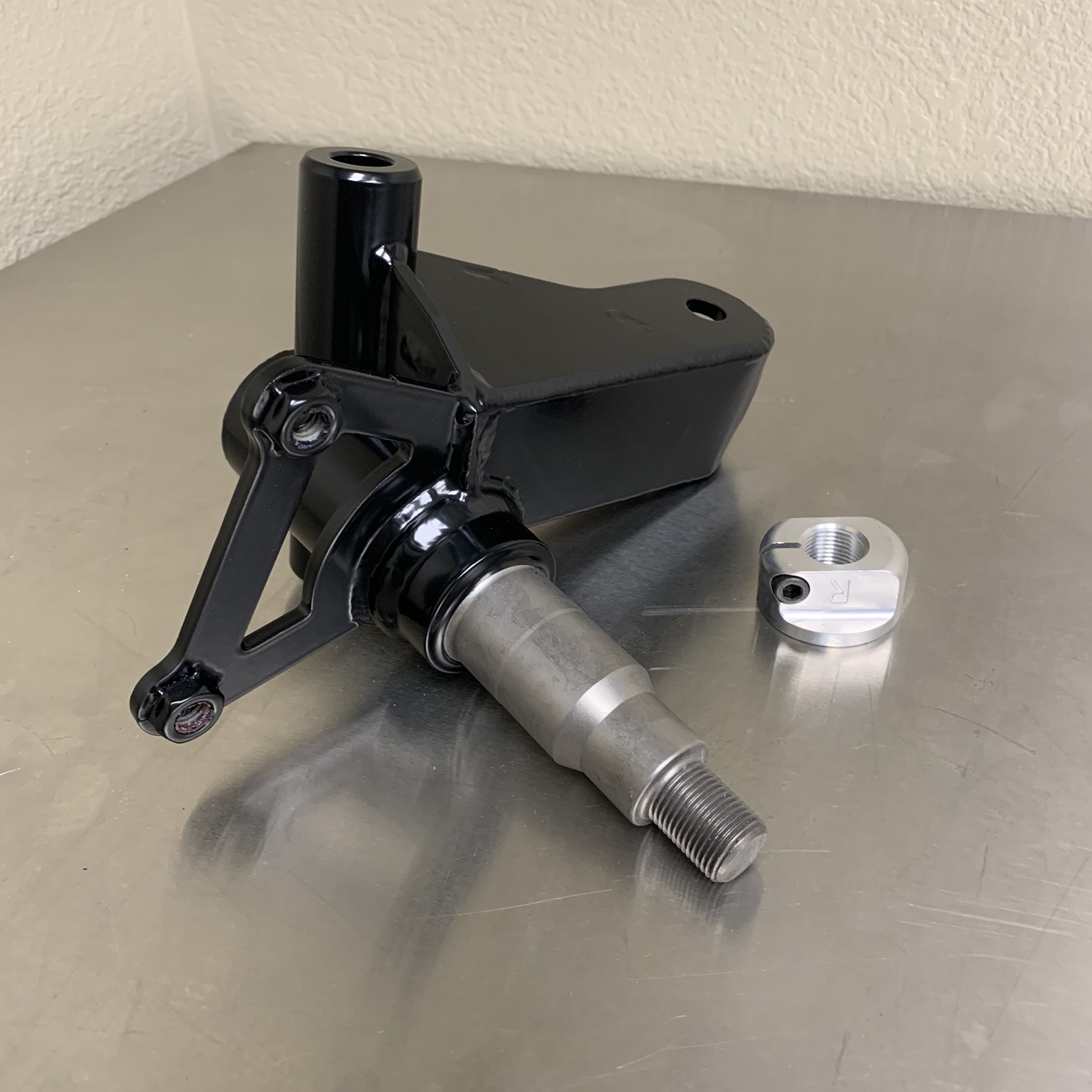 SR1 HD Front Spindle Assembly, Right (Passenger)18170