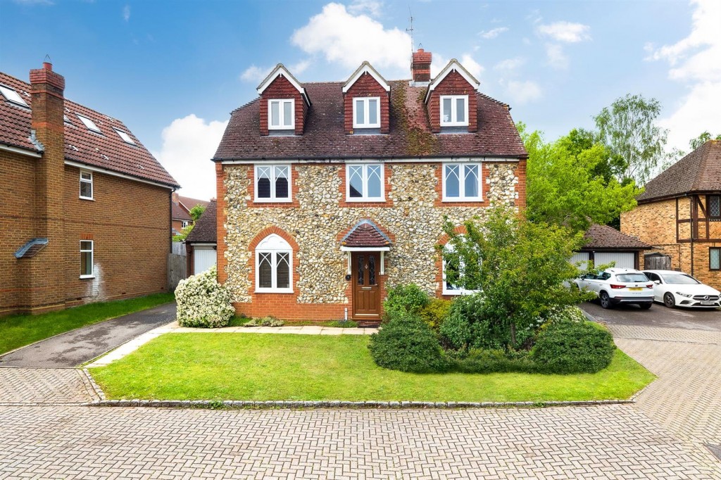 Buttercup Close, Wokingham WentWorth Estate Agents