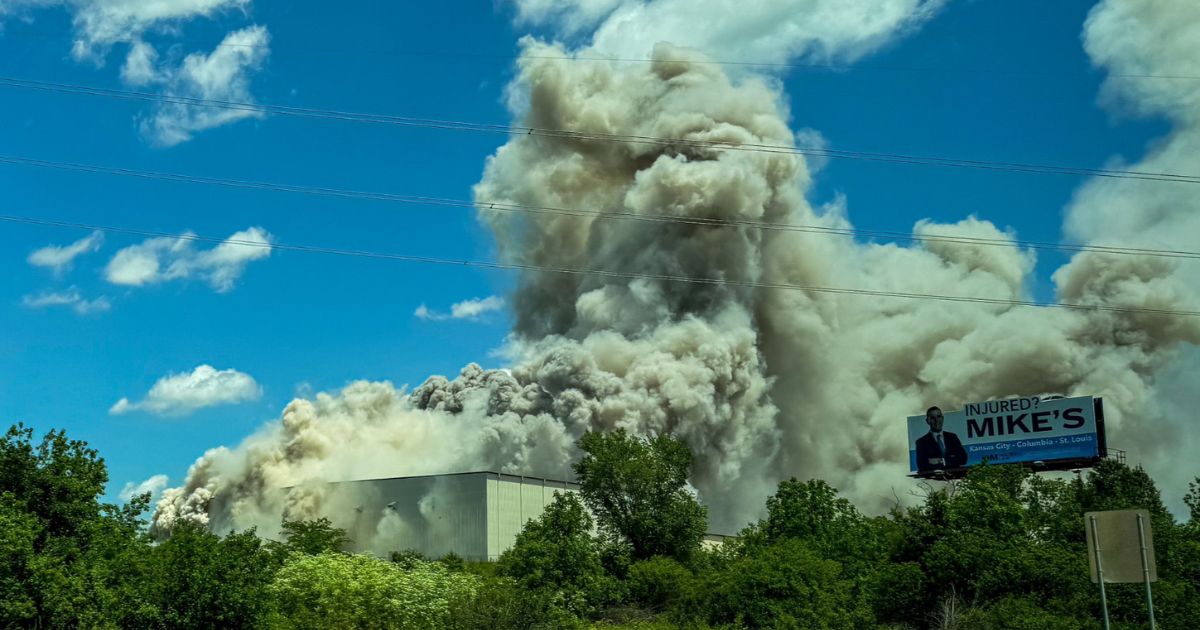 Massive US Fireworks Warehouse Explodes, Medics Forced to Stage Away