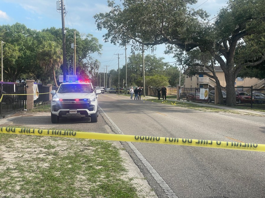 Man killed in driveby shooting at Tampa apartment complex; suspect