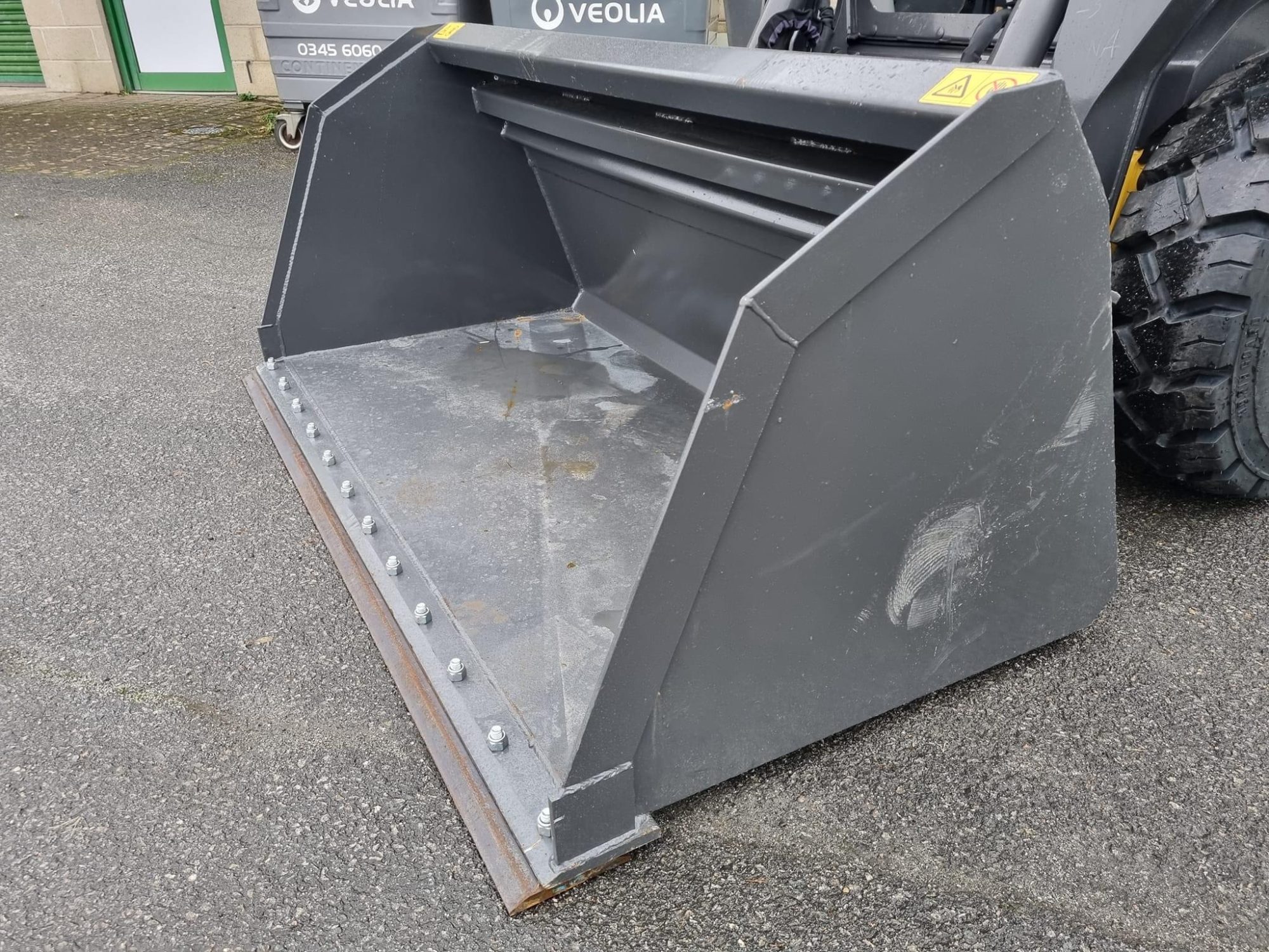 Poultry litter buckets Whites Material Handling