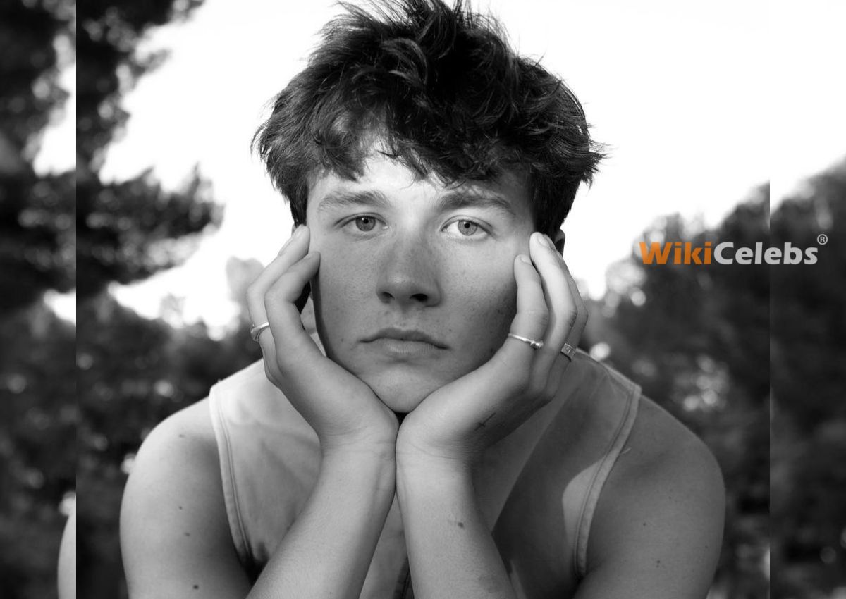 David Kushner Wiki, Age of Singer, Songs, Parents, Girlfriend, Height(014)