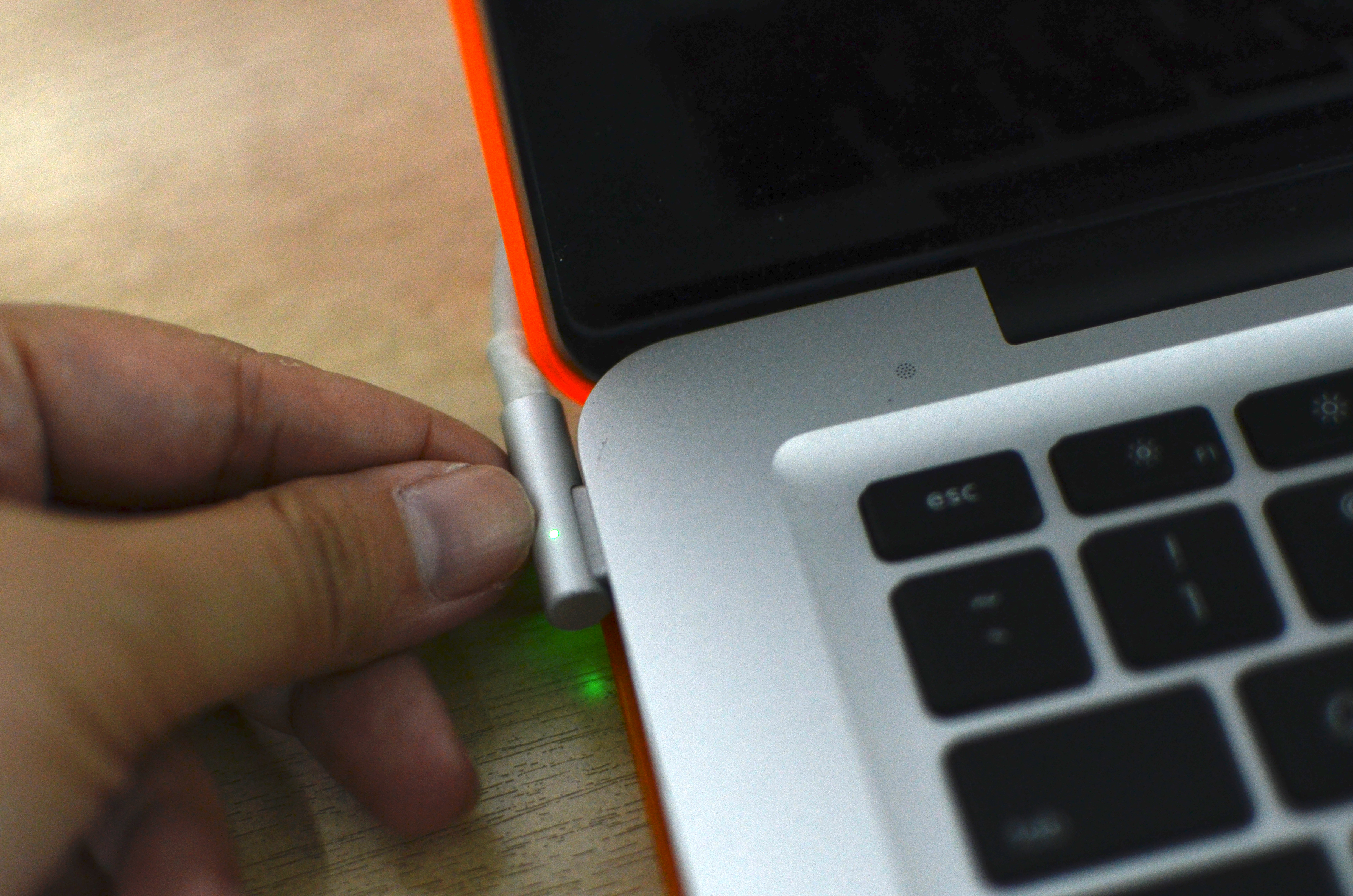 Cómo encender una computadora Mac 3 pasos (con fotos)