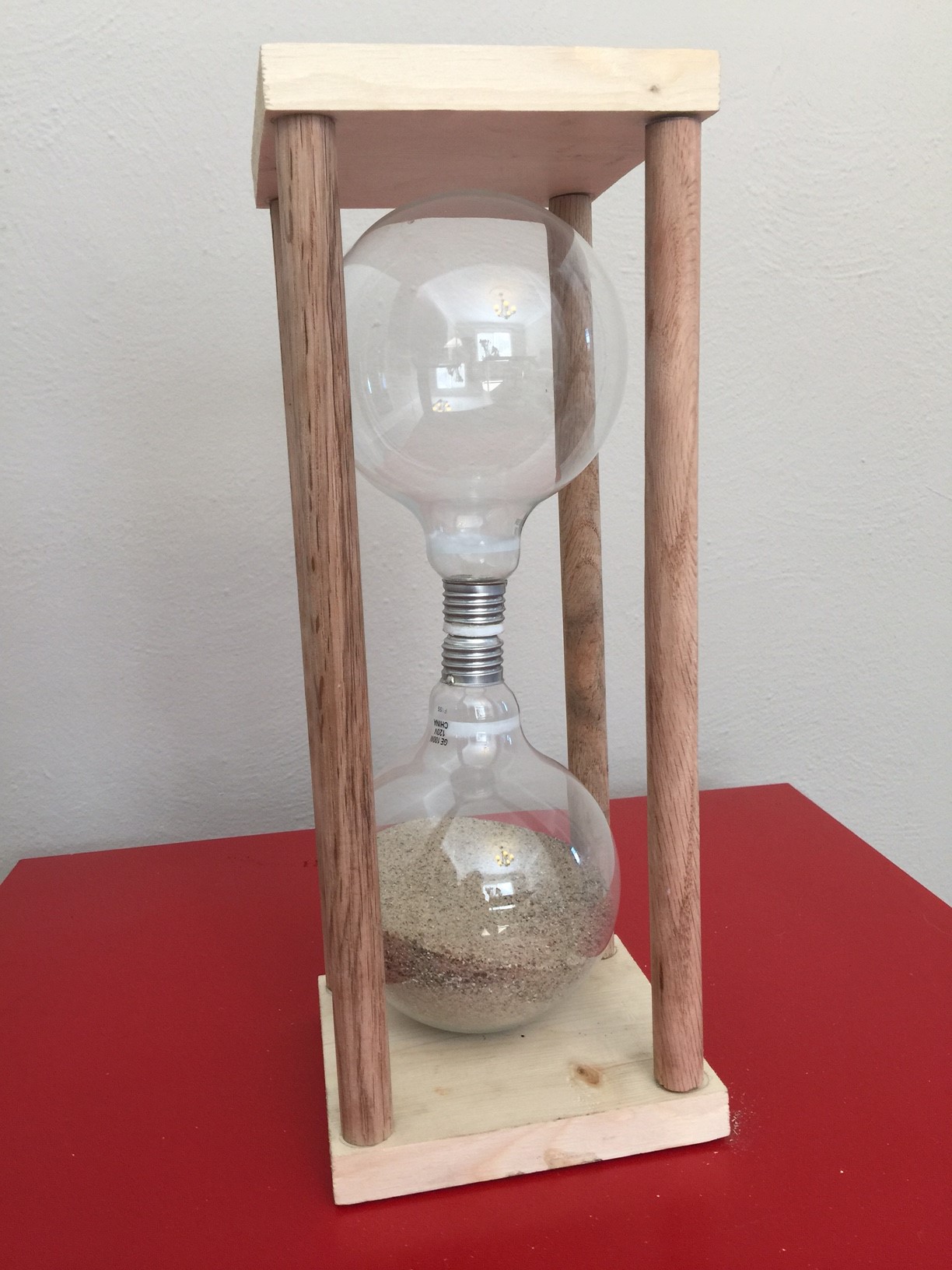 How to Make an Hourglass Clock Out of Light Bulbs (with Pictures)
