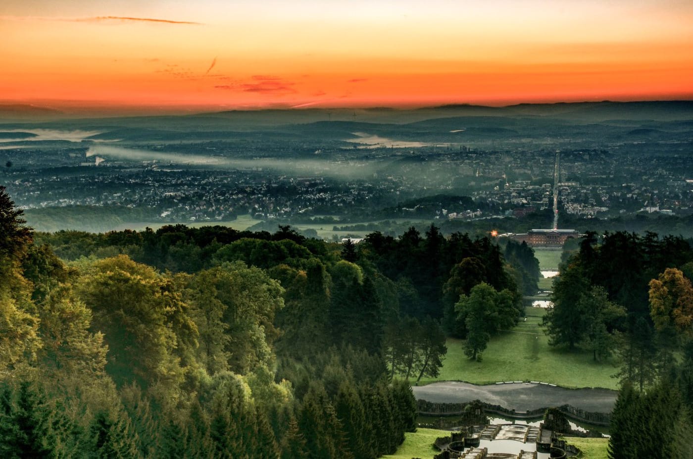 Bergpark Wilhelmshöhe: Der Bergpark Wilhelmshöhe ist weltweit einmalig und eine der Hauptsehenswürdigkeiten der Stadt. Der am Hang des Naturparks Habichtswald gelegene Landschaftsgarten ist einer der größten Bergparks Europas und stellt ein einzigartiges Kulturdenkmal dar. Hier sind zwei Epochen europäischer Gartenkunst harmonisch zu einer Einheit verbunden - die barocke Anlage mit dem die Kaskaden überragenden Oktogon, sowie eine weiträumige Parkanlage im Stil der englischen Landschaftsgärten. Zu den herausragenden Sehenswürdigkeiten und Attraktionen gehören der Herkules, die Wasserspiele, das Schloss Wilhelmshöhe, die Löwenburg, das große Gewächshaus und das Ballhaus.