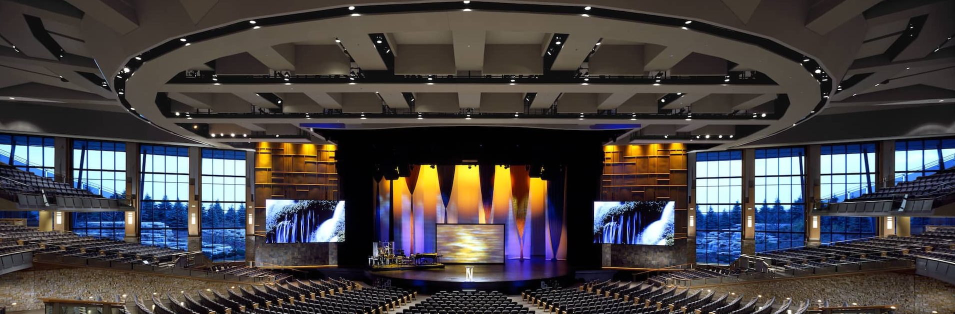 Main Auditorium Willow Creek Production