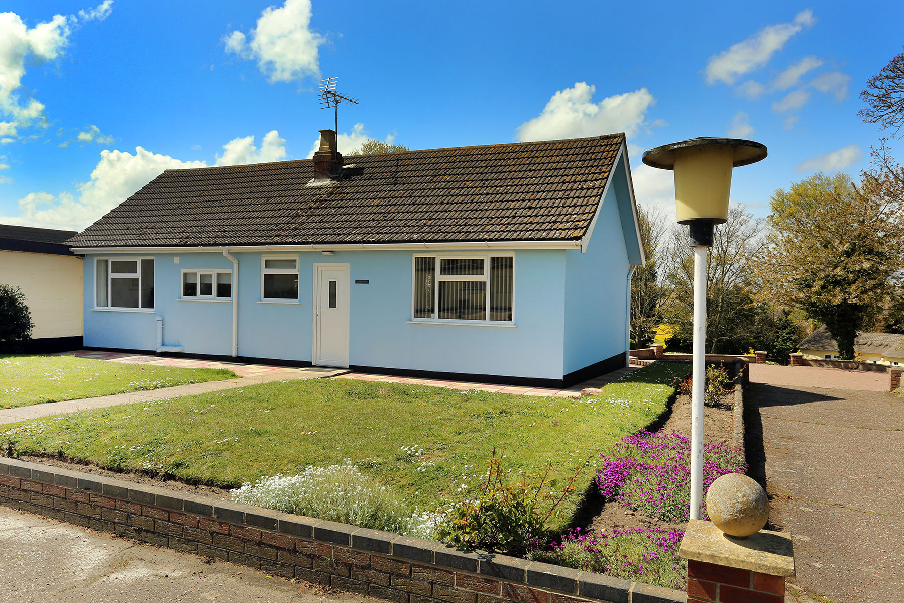 WintertononSea A dog friendly holiday resort. The village website.