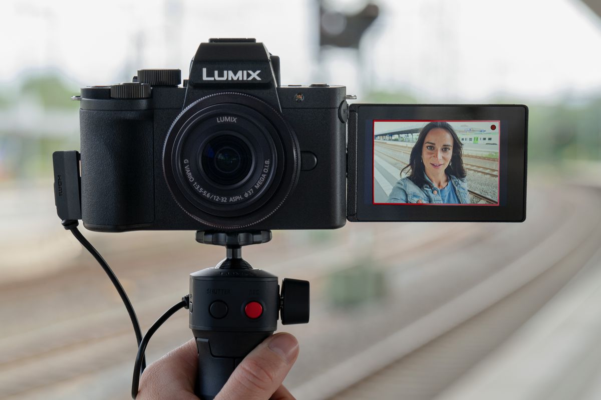 Panasonic ra mắt máy ảnh Lumix G100 hướng tới người dùng quay vlog như