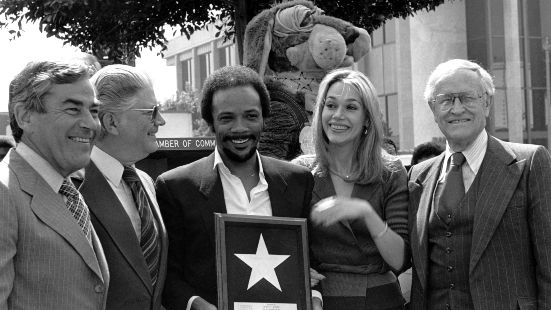 Quincy Jones laid to rest at private family funeral in Los Angeles(02)