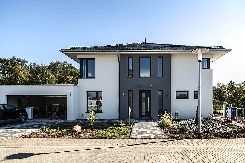 Moderne Stadtvilla mit Zeltdach Tauber Architekten und Ingenieure