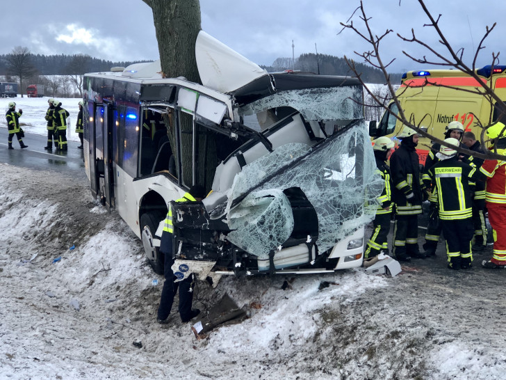 Zwei Schwerstverletzte und mehrere Leichtverletzte bei Unfall mit einem