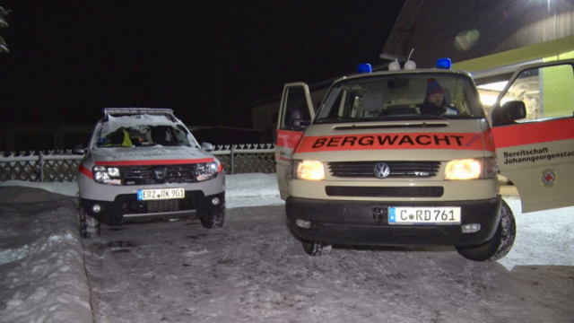 Suchaktion bei 10 Grad und Neuschnee Rettungskräfte suchen nach