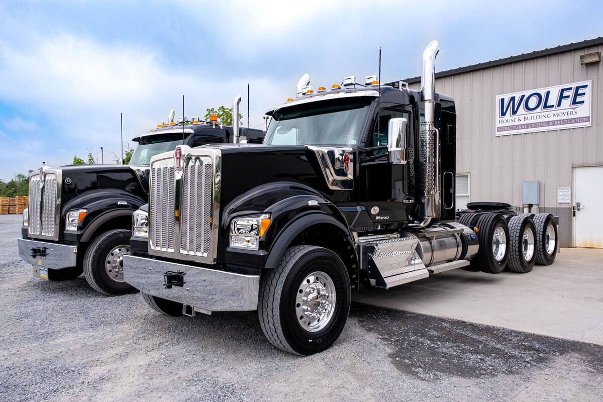 Wolfe House Movers Gets The Job Done With The Kenworth W990 Wolfe