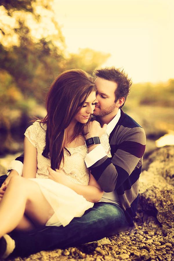 15 Adorable Couple Poses To Inspire Your Engagement Photo