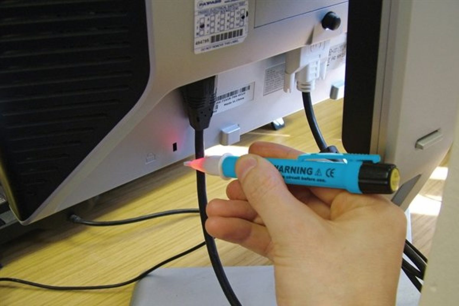 How do voltage detectors work? Wonkee Donkee Tools
