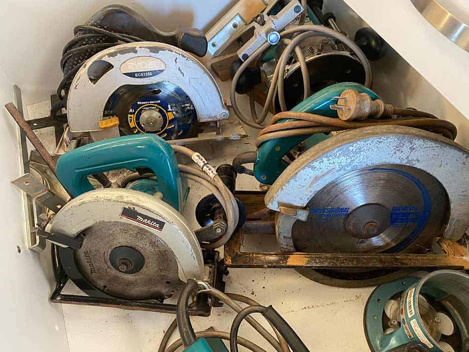 Which Direction Does A Circular Saw Spin?