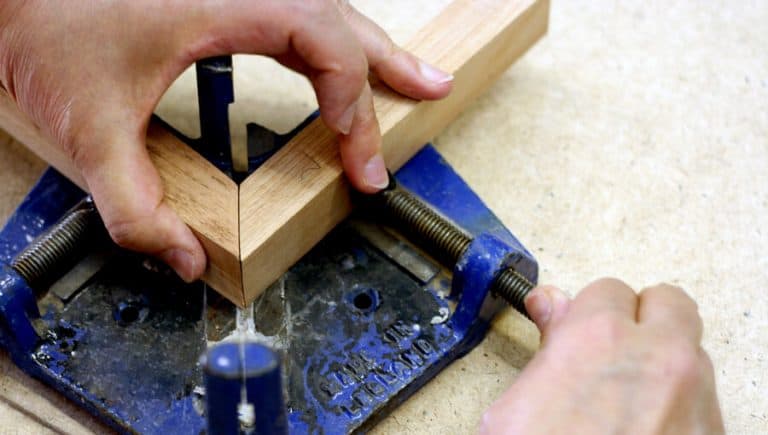 How To Join Two Pieces of Wood At 90 Degrees / Right Angle