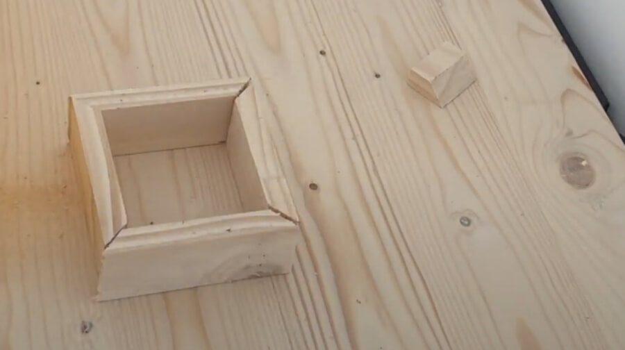 What Is Miter Joint? (Uses, Advantages & Disadvantages)