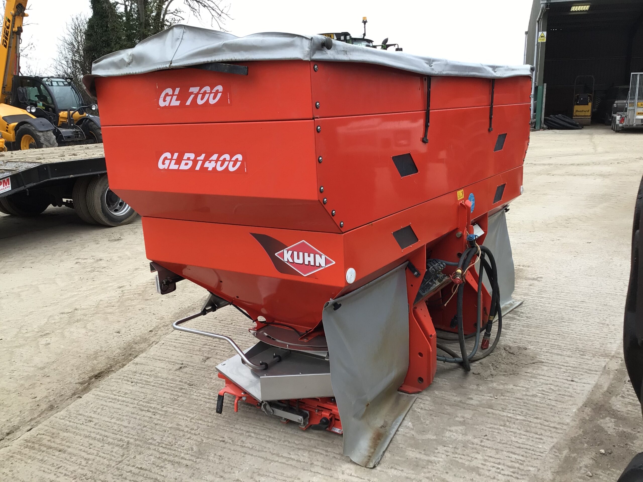 KUHN AXERA 1102 H EMC FERTILISER SPREADER World Tractors