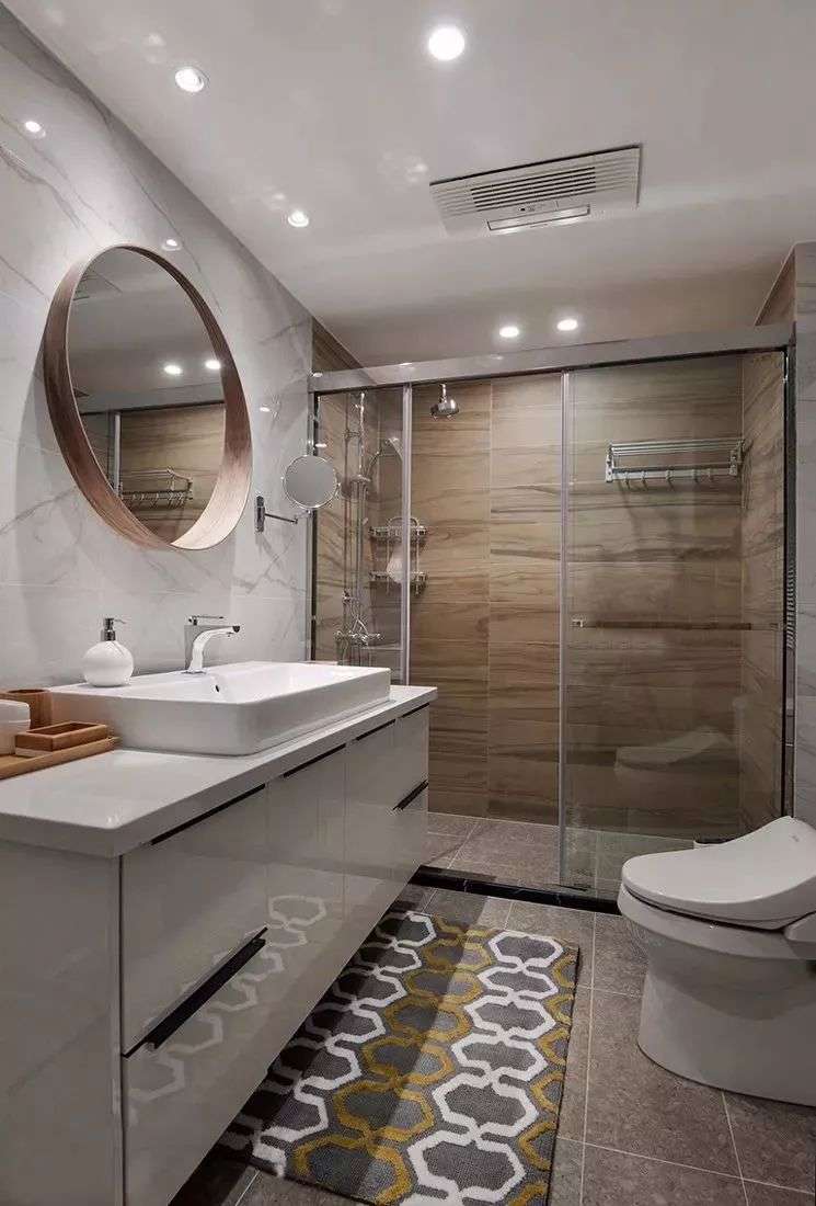 The Bathroom Uses Glass To Separate The Wet From The Dry, Which Is Bright And Spacious