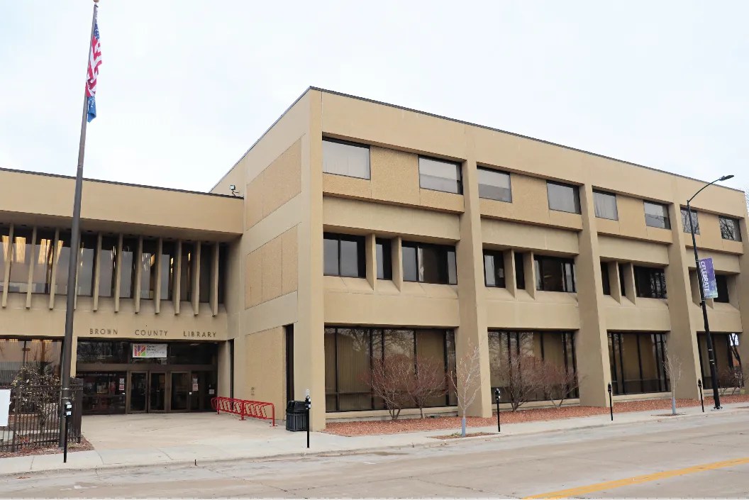 Should Wisconsin libraries always notify guardians when kids check out