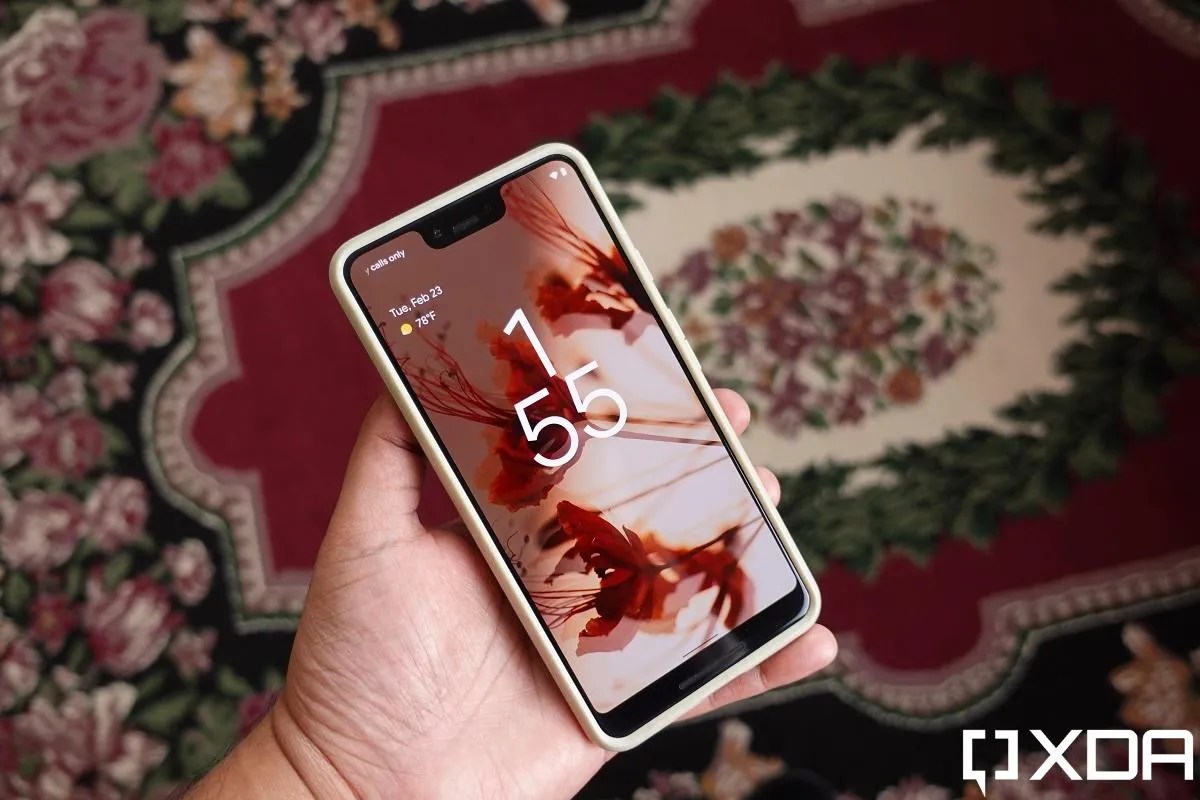 Android 12 may add custom lock screen clocks on Google Pixel phones