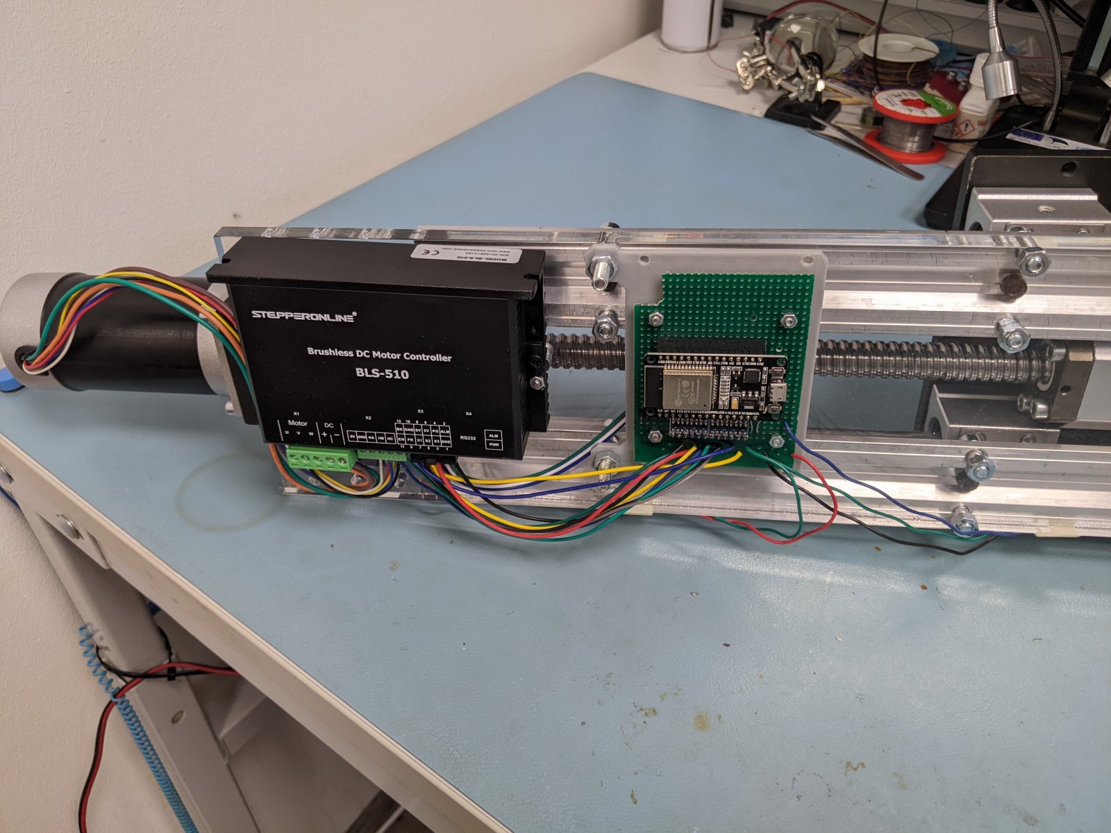 Showroom 3DOF motion simulator with linear actuators