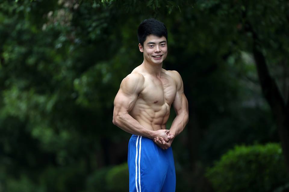 Man Breaks Guinness World Record For Fastest 50m Walk On Hands. (Photos)