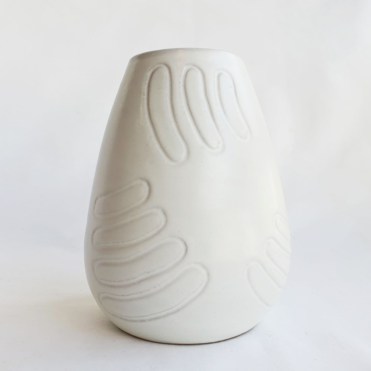 Small White Vase with Land Symbol Wholesale YARN STRONG SISTA