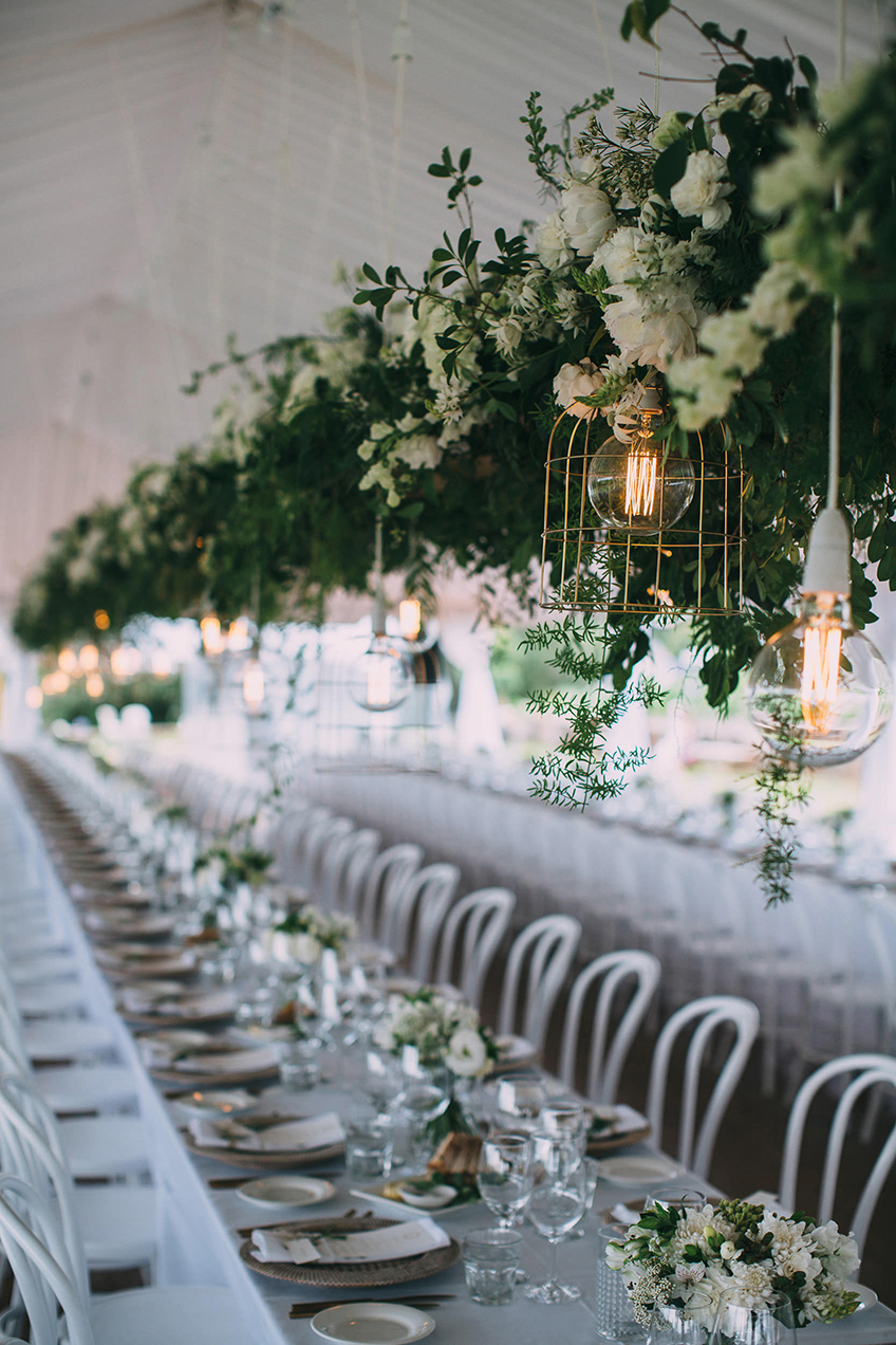 LongTableSettingWithHangingFlowers_Copper&GoldWeddingStylingInspiration