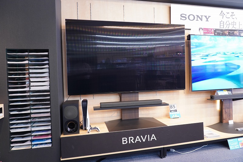 BRAVIA XR「X95J 85インチ」店頭展示レポート 壁寄せテレビスタンドにて設置しました！ ソニーショップ 山賀電気(株)