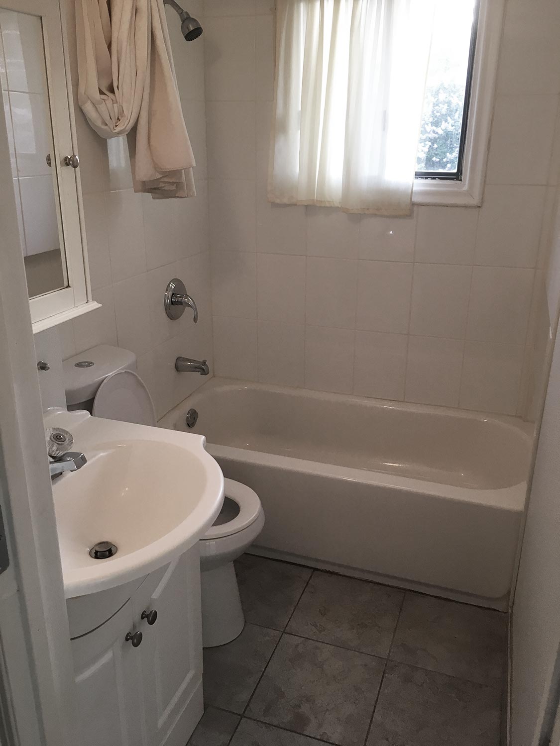 TWO BDRMS MAINFLOOR FOR RENT IN RADISSON HEIGHTS! YMK Property