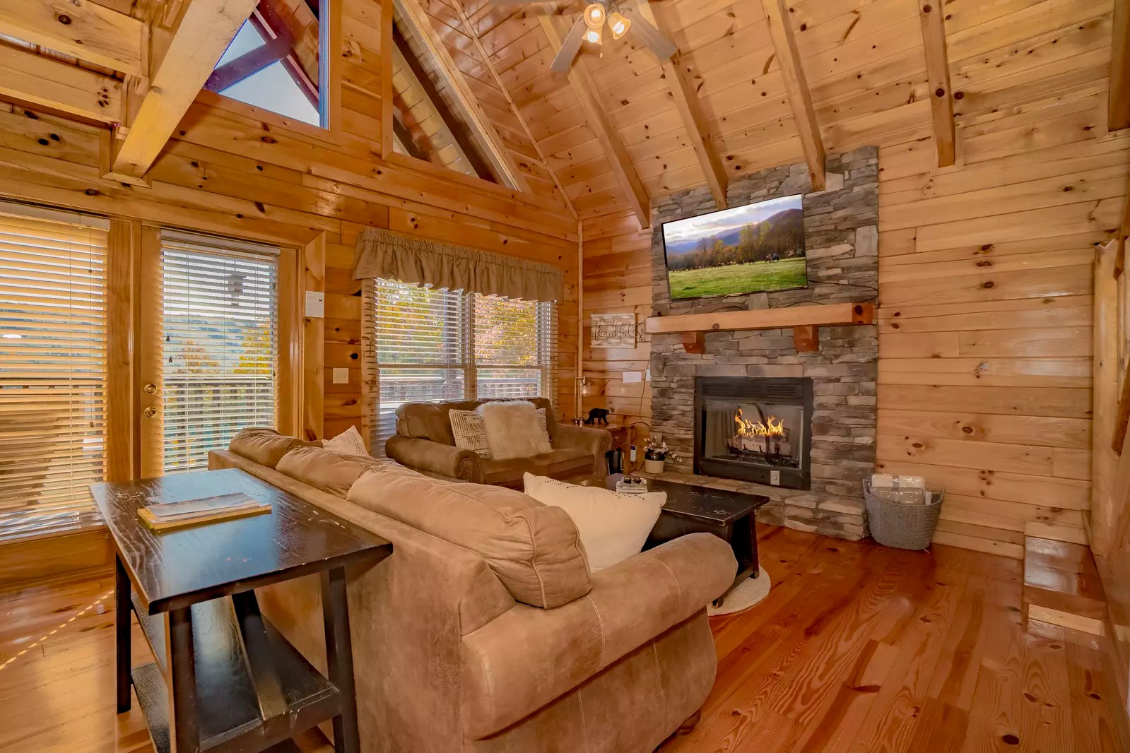 Smoky Vista Romance 2 Bedroom Pigeon Cabin Rental