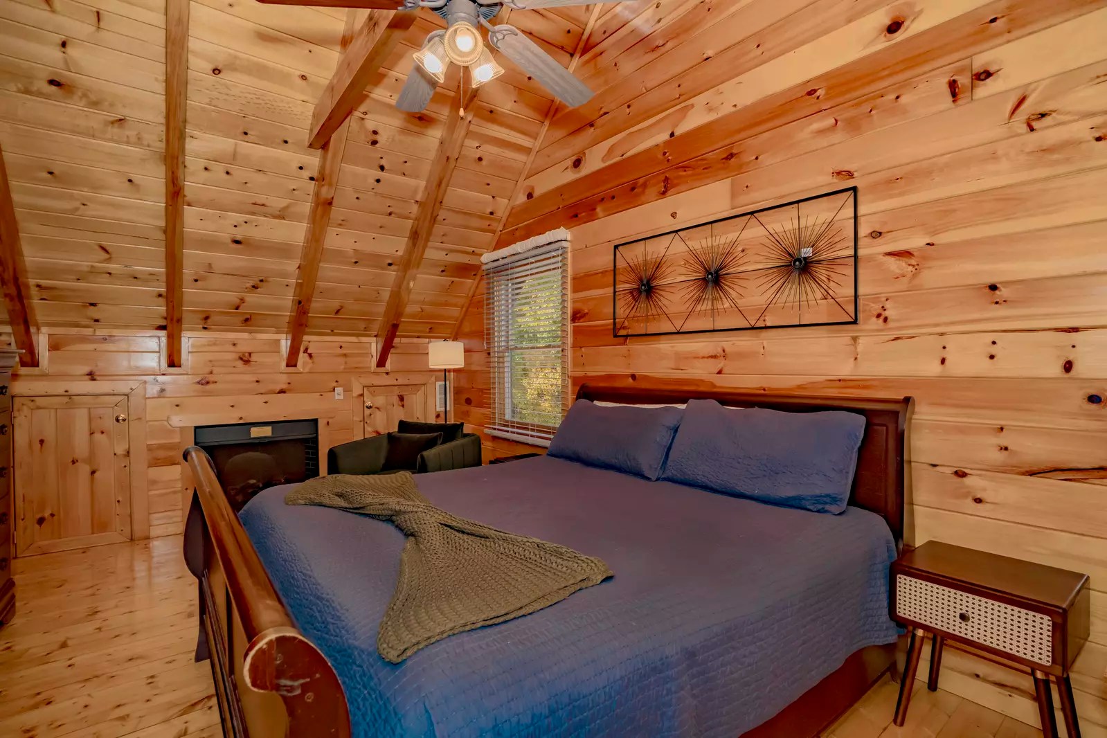 Smoky Vista Romance 2 Bedroom Pigeon Cabin Rental