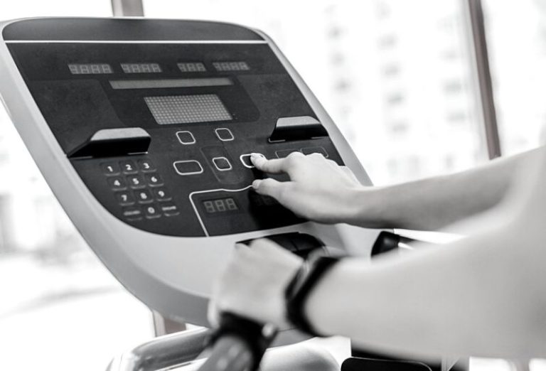 How to Use the Elliptical Trainer for Bigger Glutes (Including Sample