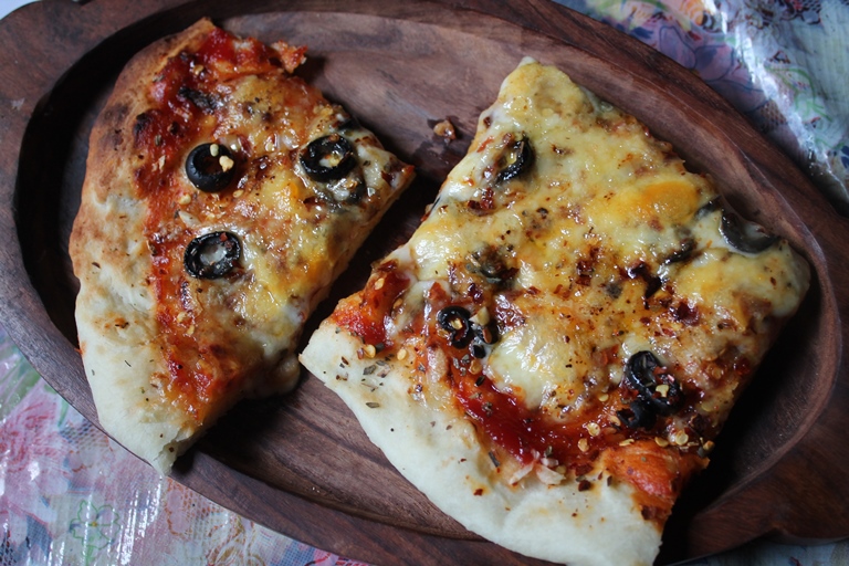 Spicy Cheese Pizza Recipe / Thin Crust Cheese Pizza Recipe