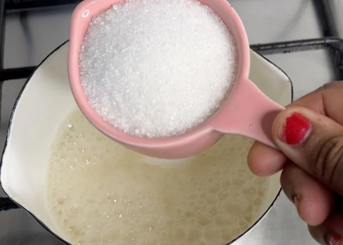 add sugar to the agar agar for making Rose Pudding